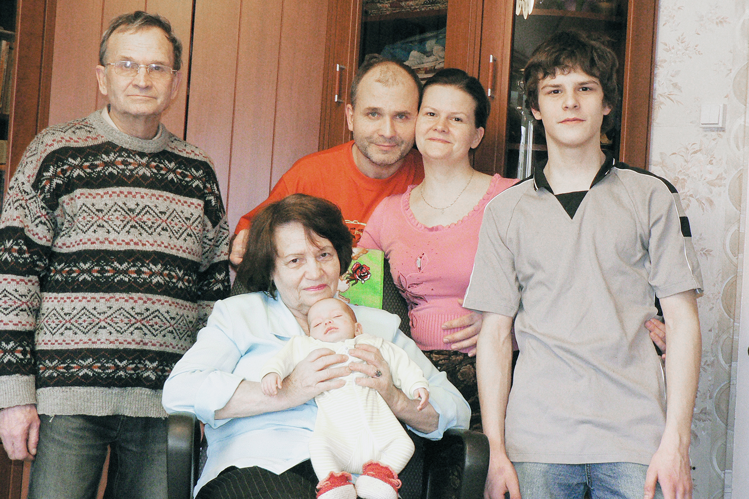Наша семья после рождения Полины: мои родители, мы с мужем, сын и дочь