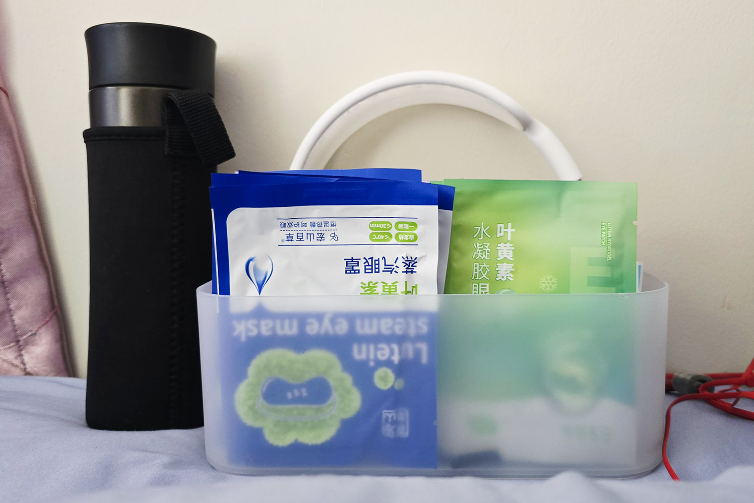 Ночная станция. Под рукой термос, увлажняющие и горячие маски, наушники, пауэрбанк