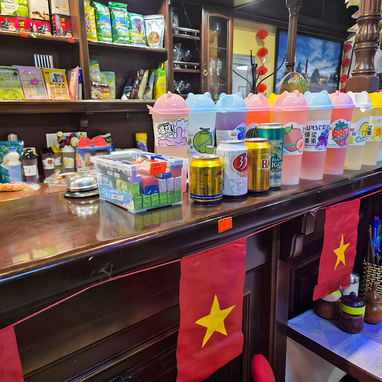 Иногда захожу во вьетнамское кафе и беру домой салаты, горячее или десерты