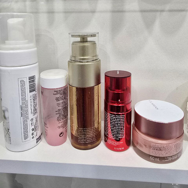 Мой ежедневный утренний ритуал включает пенку для умывания, тонер, сыворотку для лица, крем под глаза и крем для лица с SPF