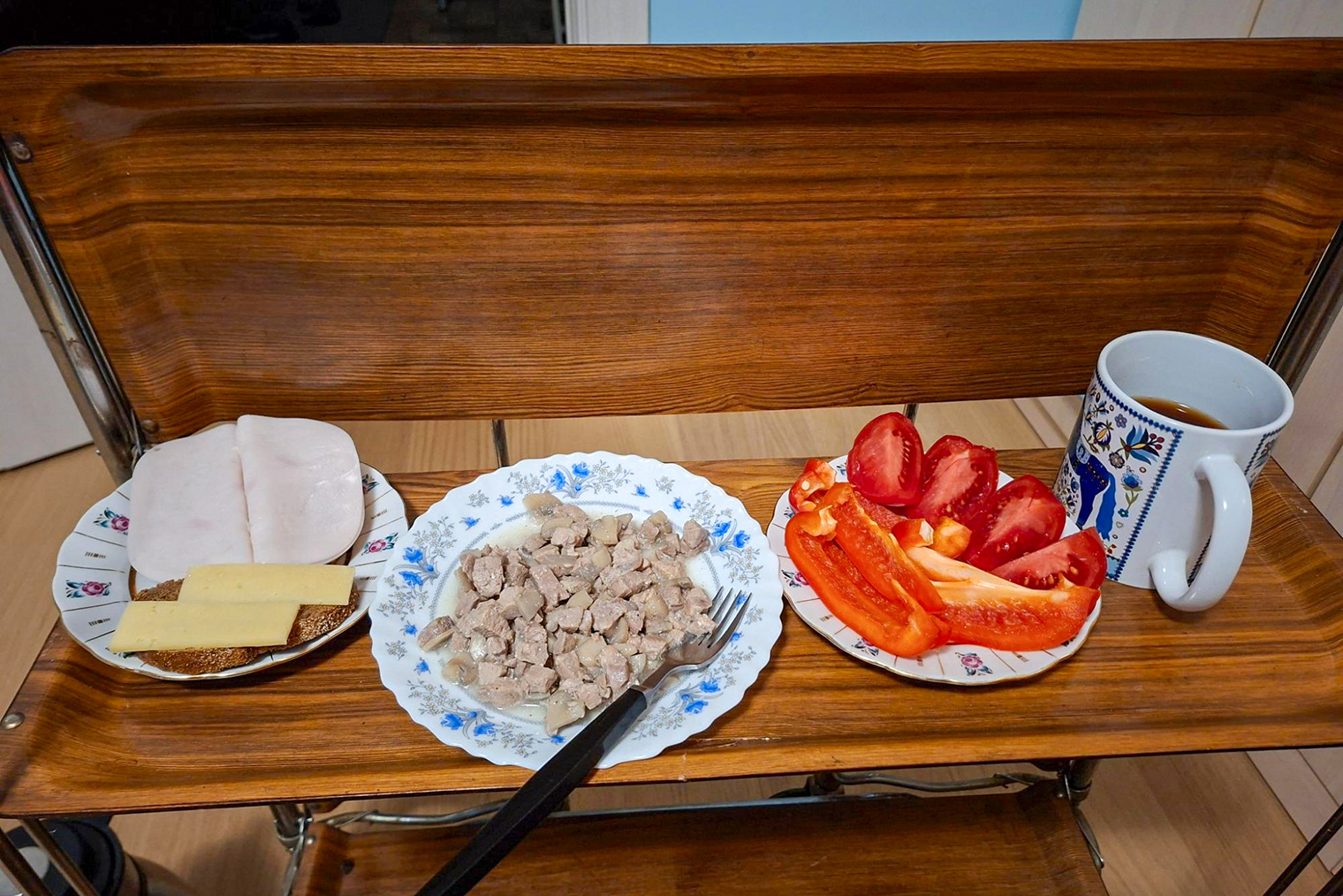 Завтракаю тушеной индейкой с овощами, кофе и бутербродами