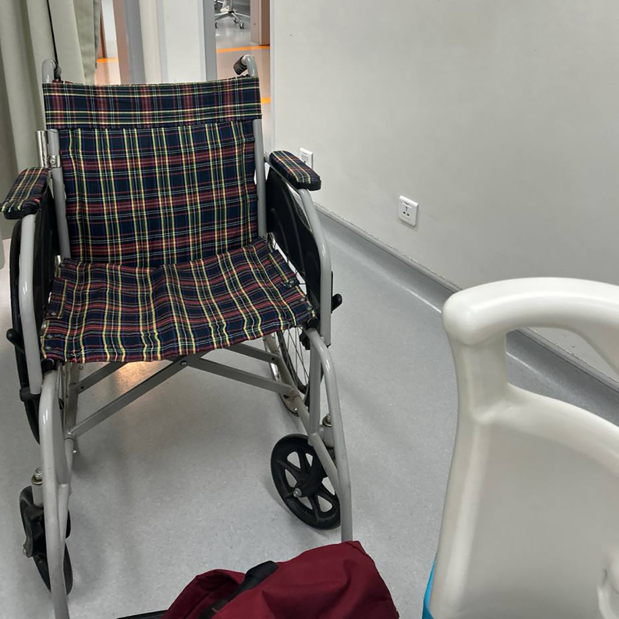 В смотровую меня привезли в инвалидном кресле