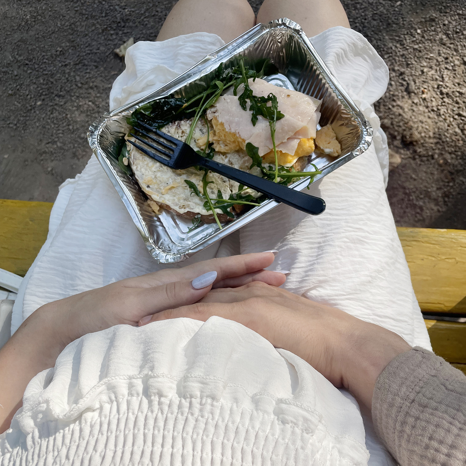 Здесь я объедаю с бутерброда омлет и ветчину, чтобы не есть хлеб и майонез