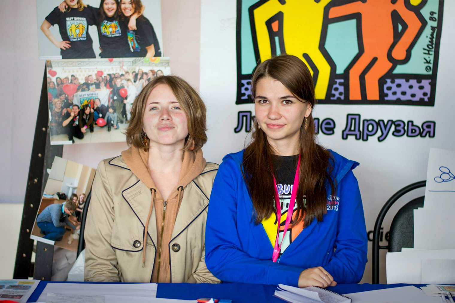 Я и моя подруга-волонтер Маша, слева, рассказываем о волонтерстве для студентов на мероприятии Вышки. Источник: сообщество «Best Buddies HSE» во «Вконтакте»