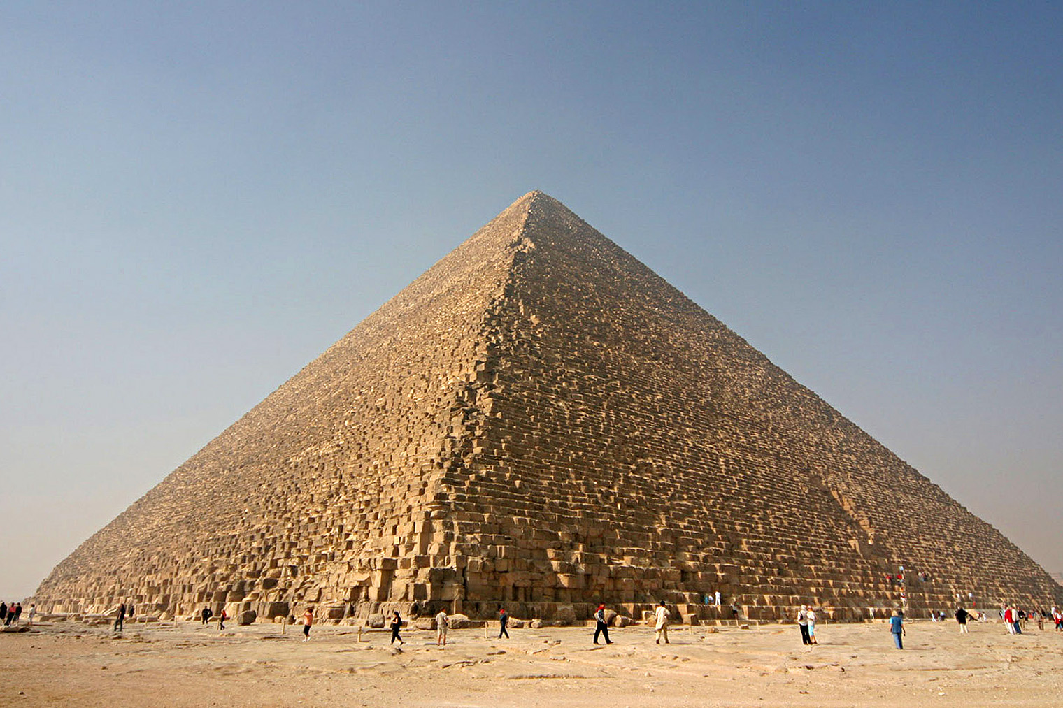 К счастью, саму пирамиду не разобрали. Фото: Nina Aldin Thune / Wikipedia