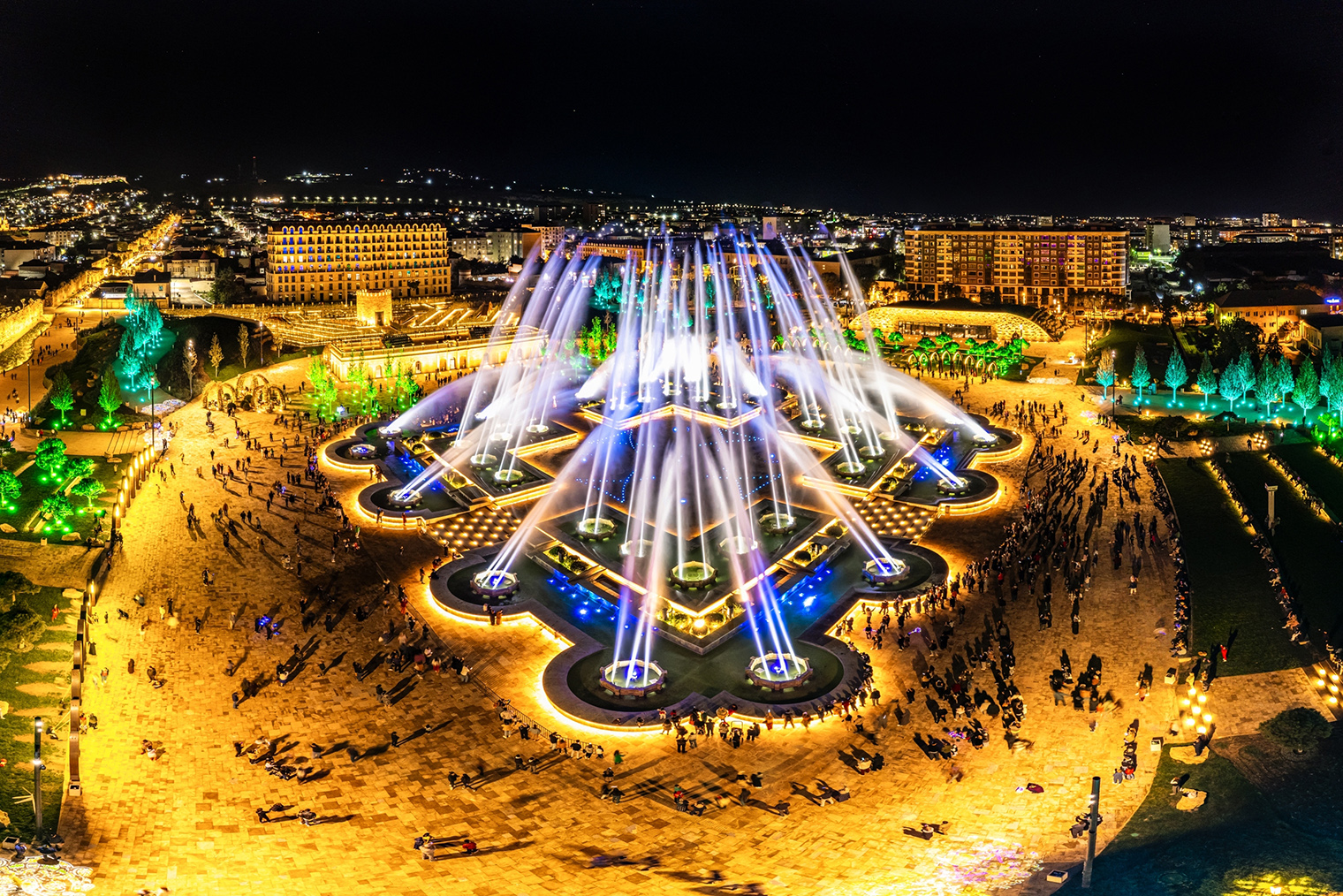 Светомузыкальное водное шоу. © shirmanov aleksey / Shutterstock / FOTODOM