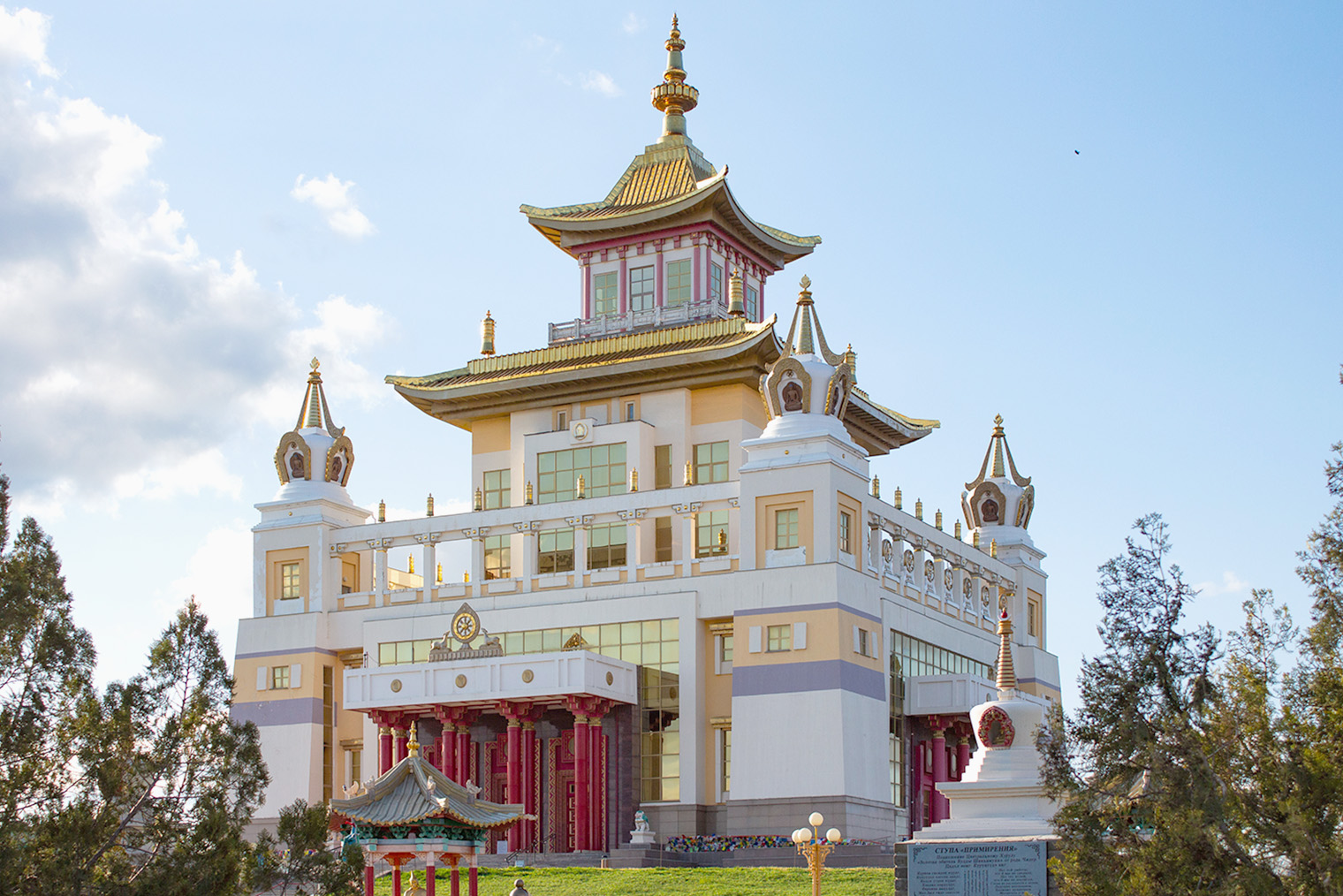 До Элисты я не видела таких больших буддийских храмов