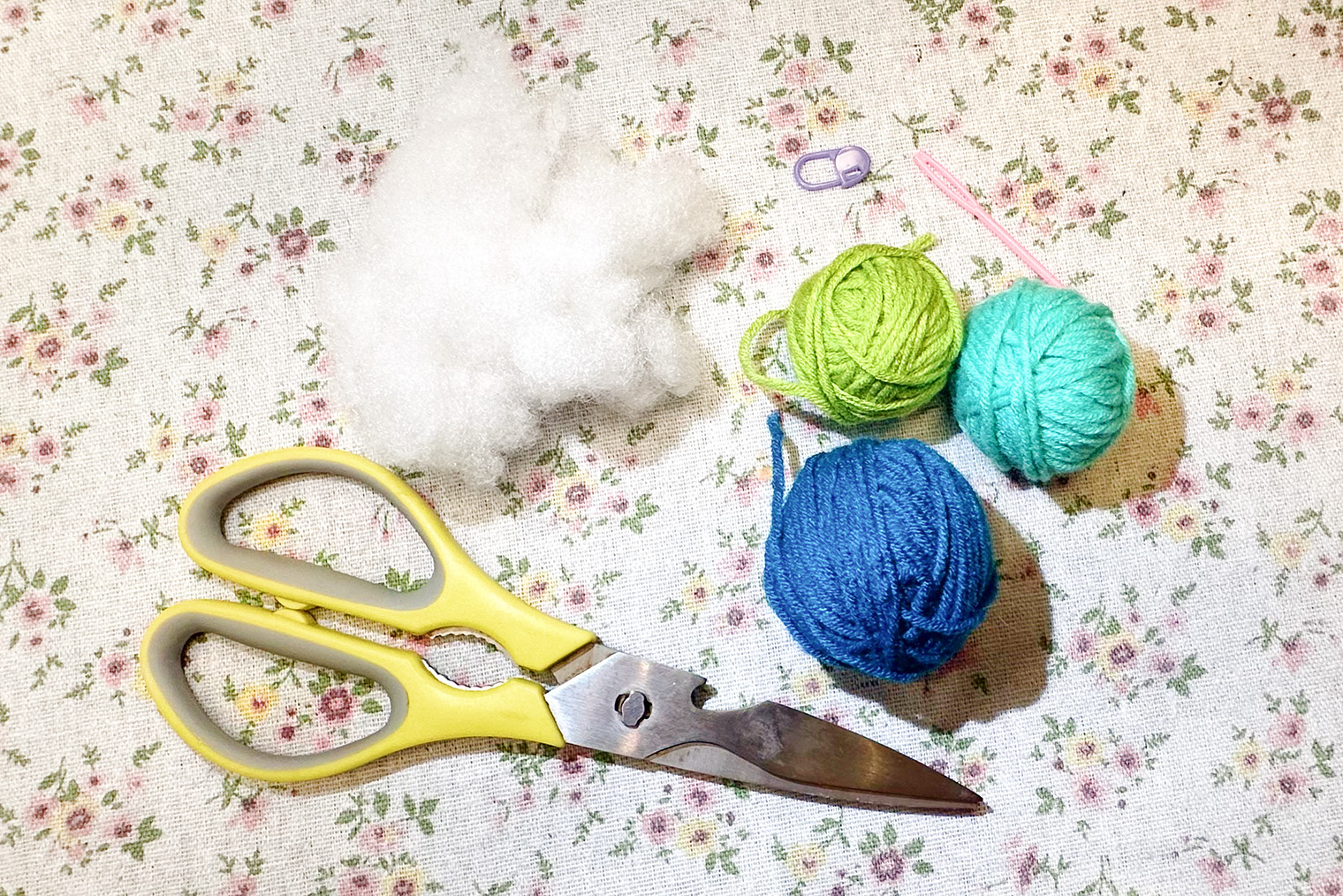 Я использовала три цвета нитей — однотонное связала ярко-зеленой, а яйцо в полоску — всеми цветами