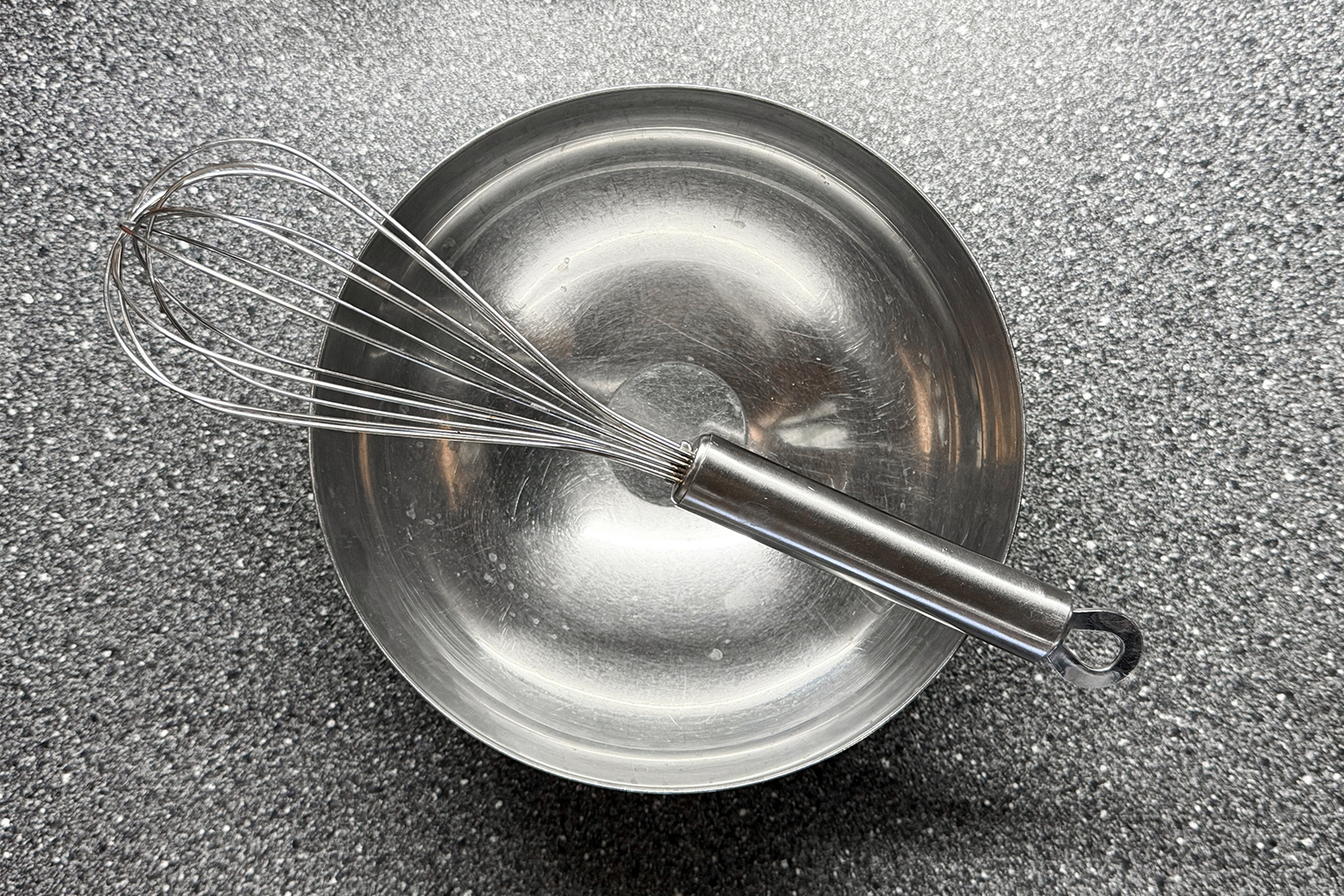 Из инвентаря понадобится венчик и жаропрочная миска для водяной бани