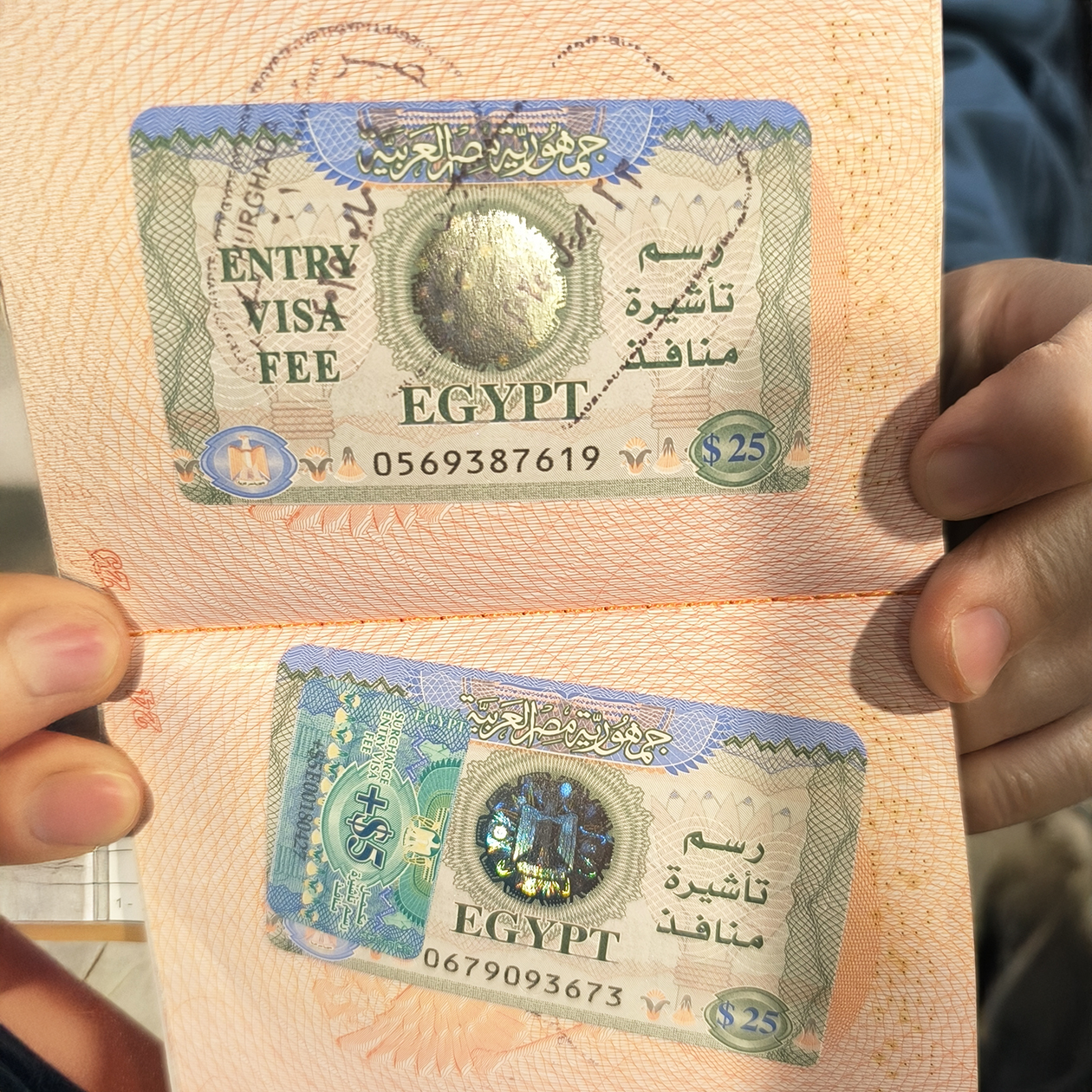 Наверху старая виза за 25 $⁣ ( ₽), внизу — новая, на нее наклеена марка о доплате 5 $⁣ ( ₽)