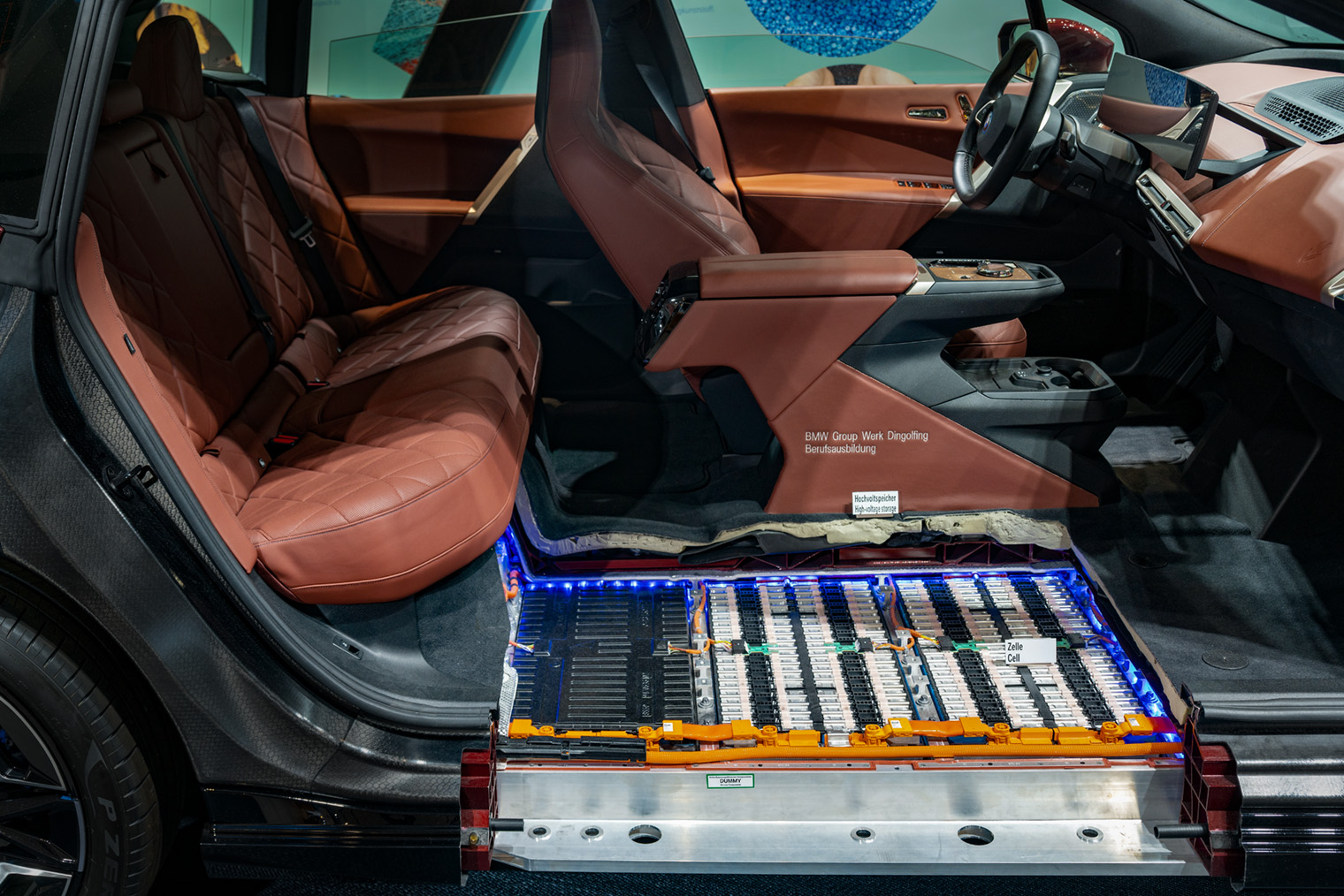 Стандартные литийионные элементы в аккумуляторе электромобиля BMW iX объединены в модули — их соединяют между собой проводами оранжевого цвета. Фотография: Mike Mareen / Shutterstock / FOTODOM