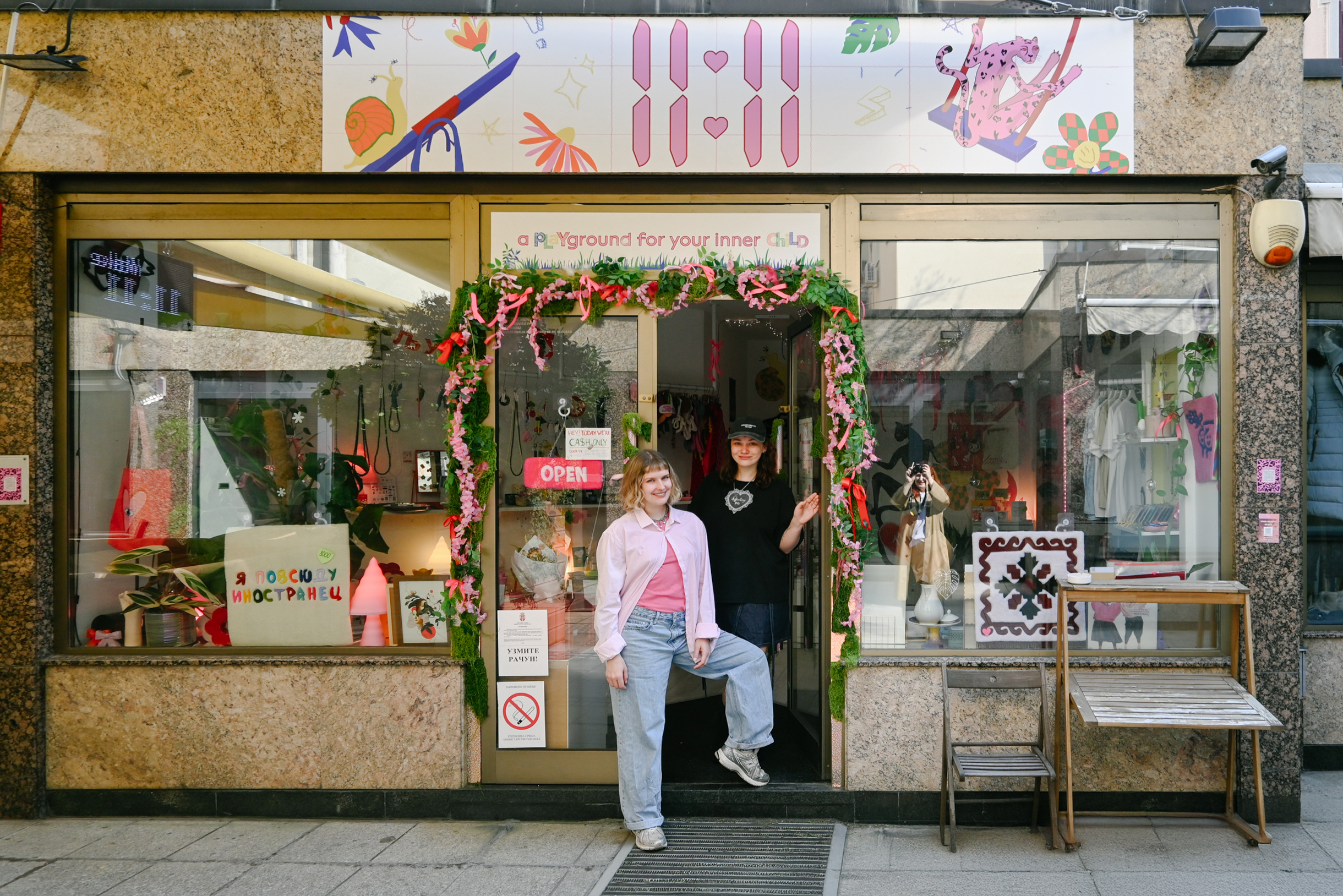 Когда я только собиралась переезжать в Белград, он гостил там у друзей и сказал мне: «Тебе обязательно надо выпить кофе с Аполлинарией. У вас похожая энергетика». Уже на месте я пригласила ее на коктейль. Мы начали общаться и обсуждать, чем хотим заниматься дальше