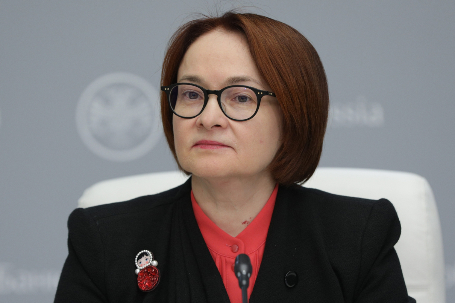 В 2020 году Набиуллина стала использовать броши как сигнал рынкам. Она надевала их на пресс-конференции после заседаний совета директоров по ключевой ставке. Первой «сигнальной» брошью в разгар коронавирусного кризиса стала неваляшка — знак устойчивости финансовой системы. © Артем Кудрявцев / РИА Новости