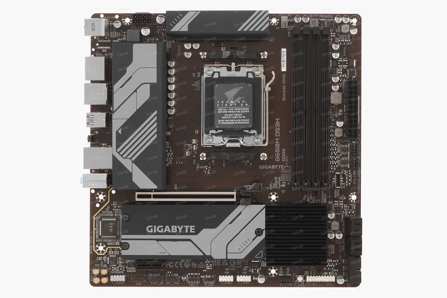 На плате Gigabyte B650M два PCIe-разъема — ×16 и ×1. Видеокарта точно не закроет маленький: между двумя выходами много места под установку SSD-накопителей. Источник: dns-shop.ru