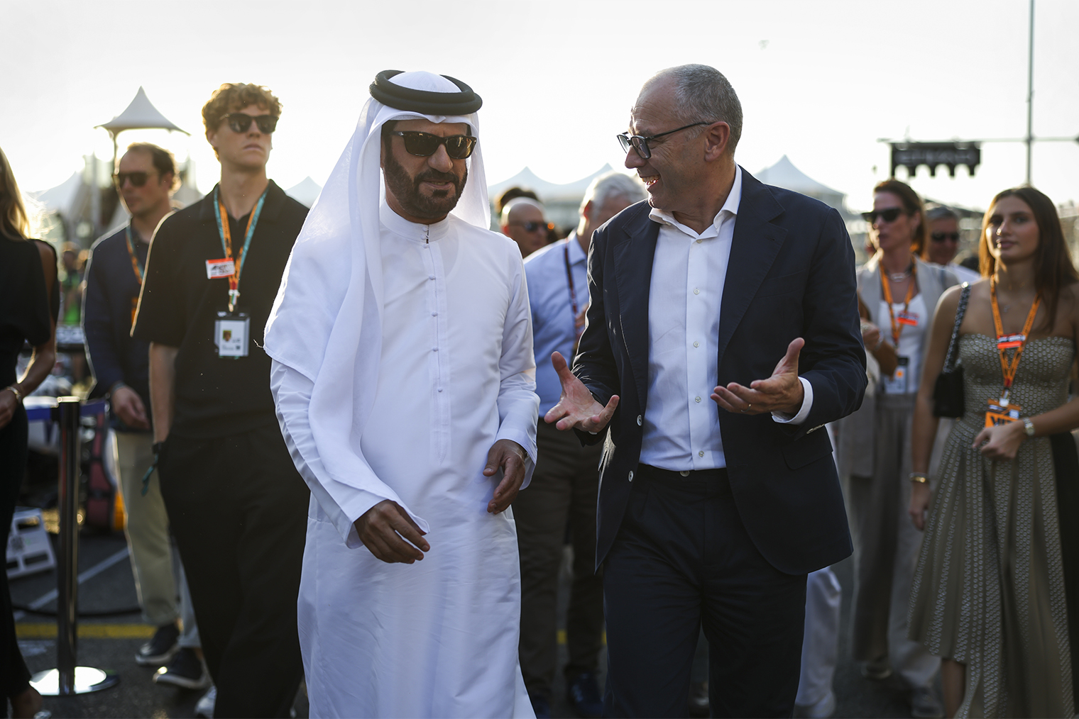 Мохаммед бен Сулайем с руководителем «Формулы-1» Стефано Доменикали на Гран-при Абу-Даби. © Antonin Vincent / Zuma / ТАСС