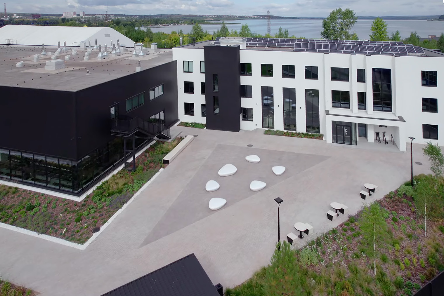 Вид на производственную площадку у Ижевского пруда. © Tasty Coffee