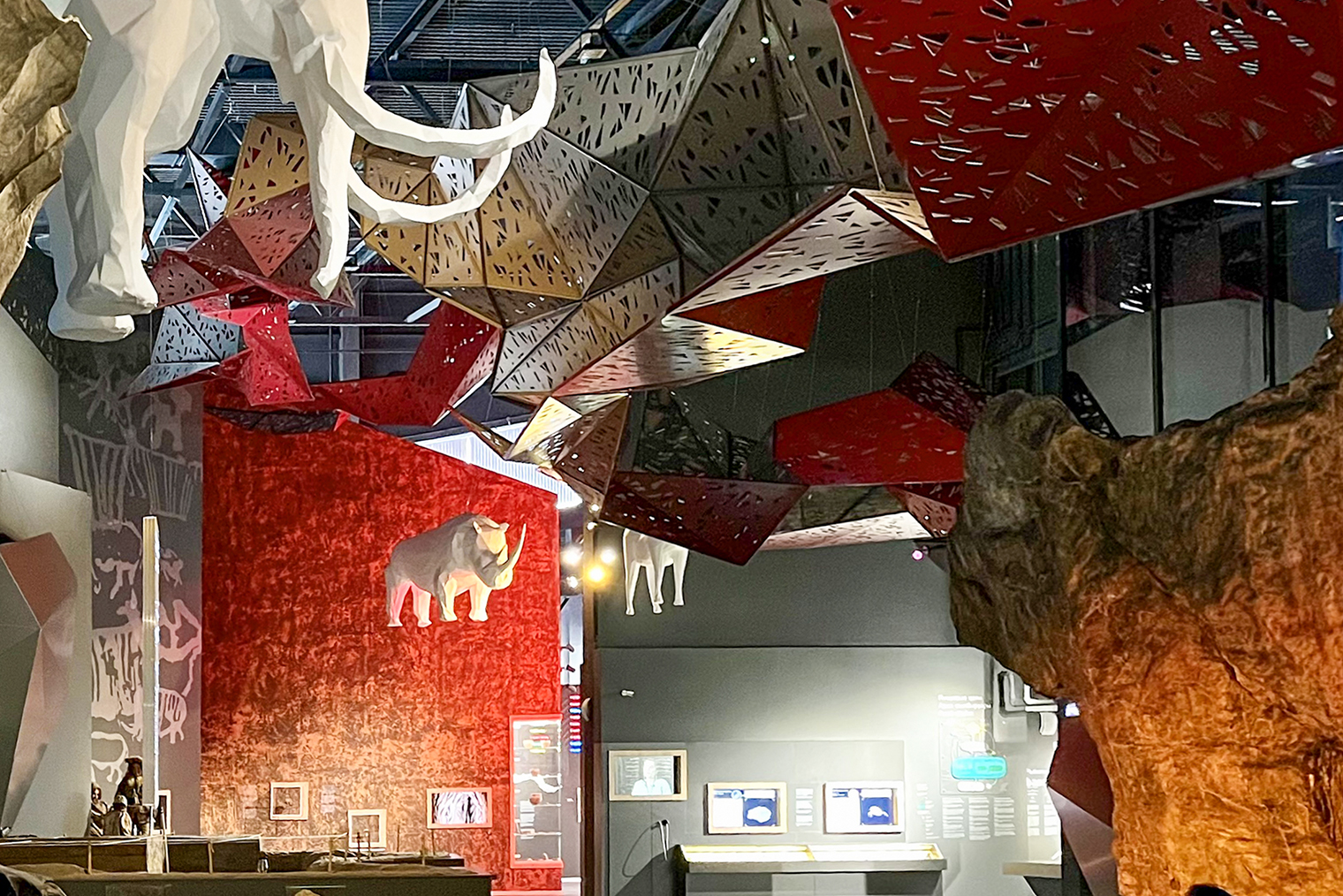 Пространство музея насыщено экспонатами и современными мультимедийными материалами