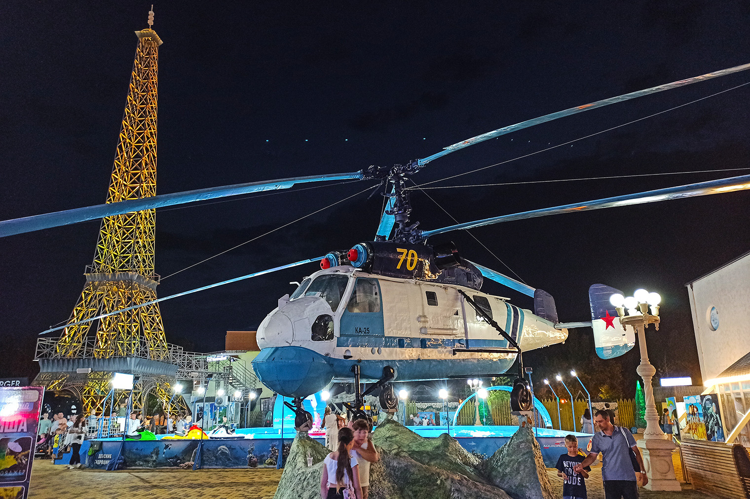 Неожиданные арт⁠-⁠объекты в Архипо-Осиповке. Вертолет Ка⁠-⁠25 на центральной площади доступен для бесплатного просмотра