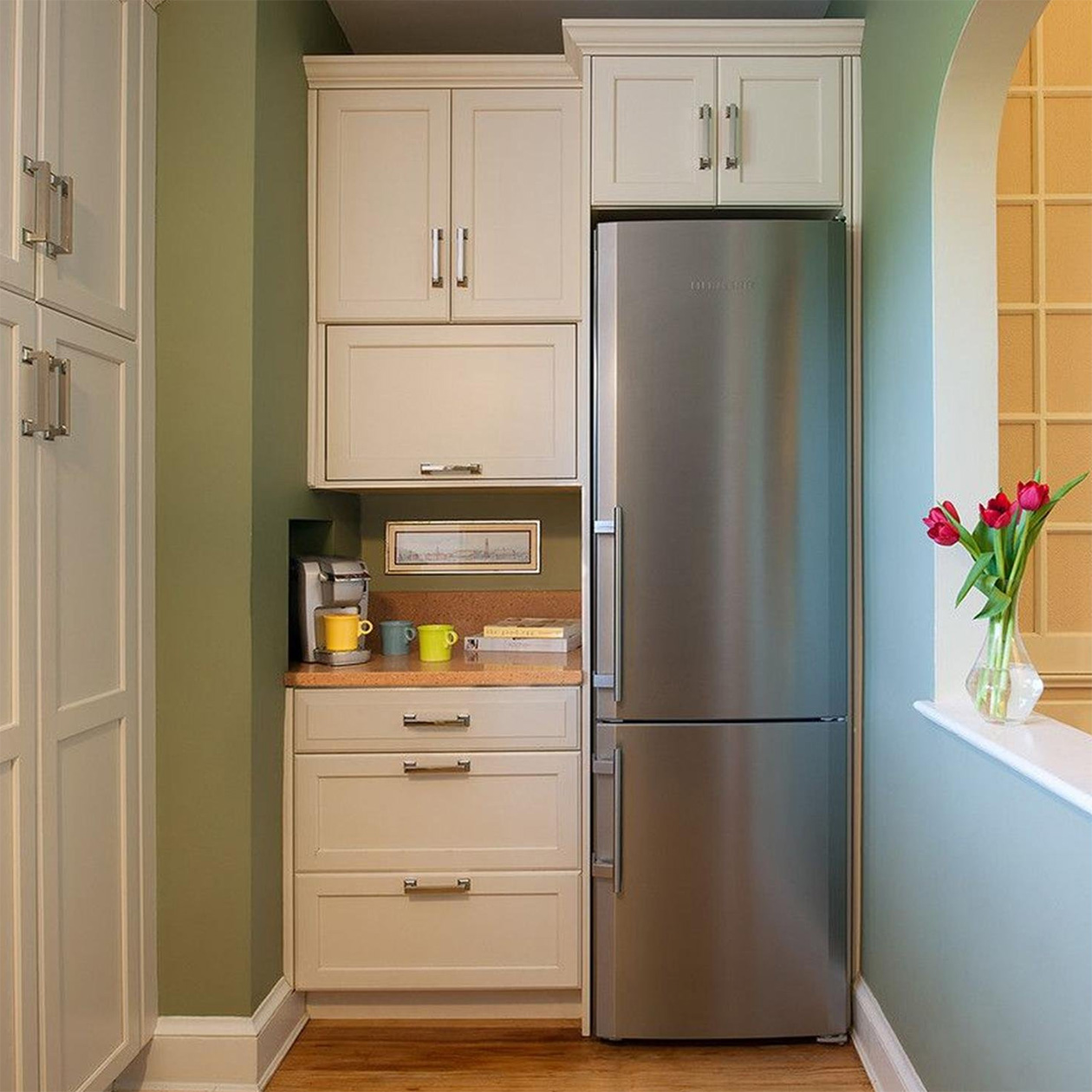 Узкий холодильник впишется даже в экстремально небольшую кухню. Источник: pro-dachnikov.com