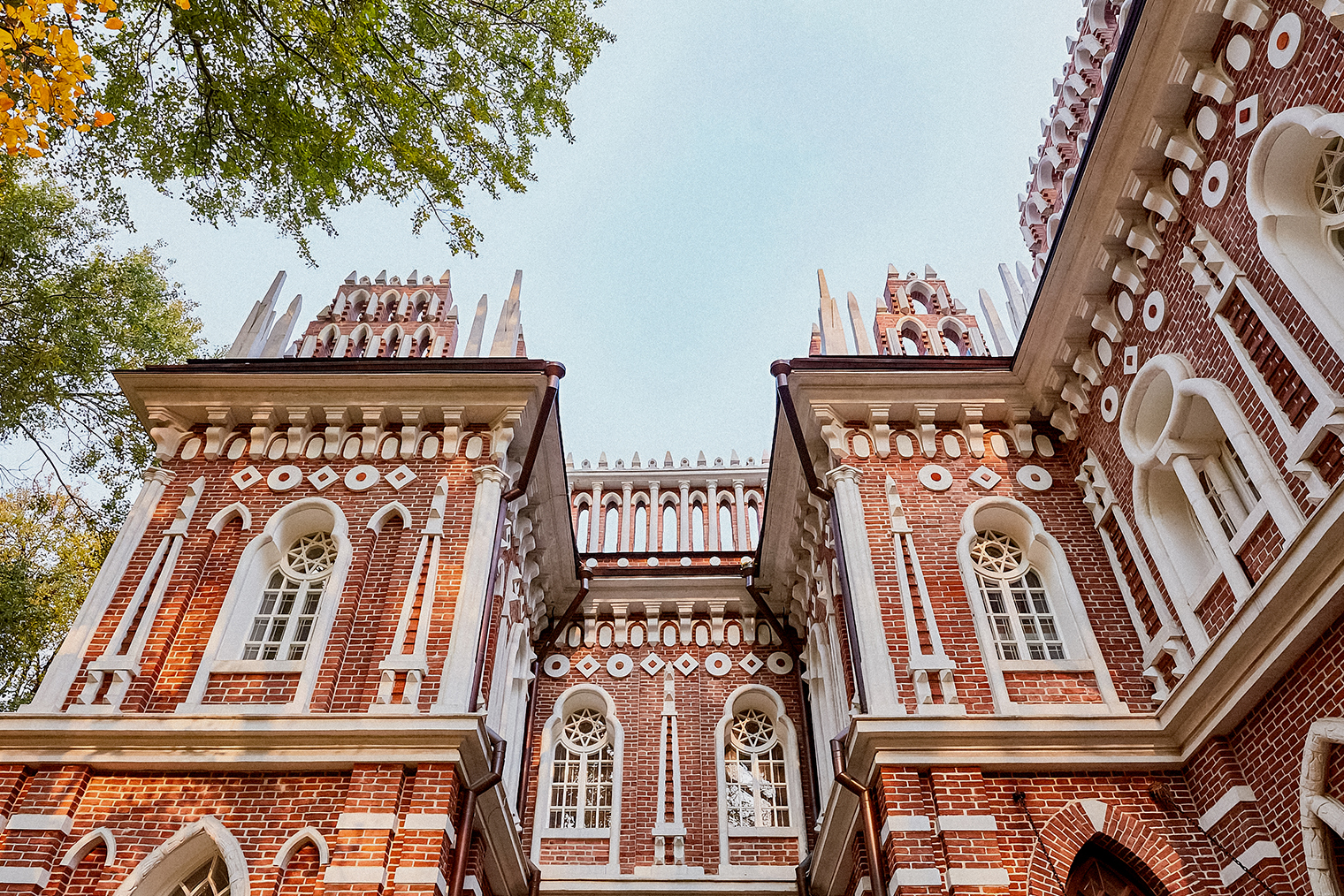 Я люблю парки и усадьбы. Поэтому, как только увидела Оперный дом, сразу захотела сыграть свадьбу в нем. Источник: tsaritsyno-museum.ru