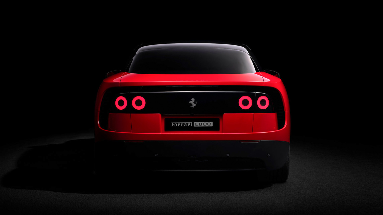 Задняя оптика Ferrari Luce. Когда фонари выключены, видно только черное поле