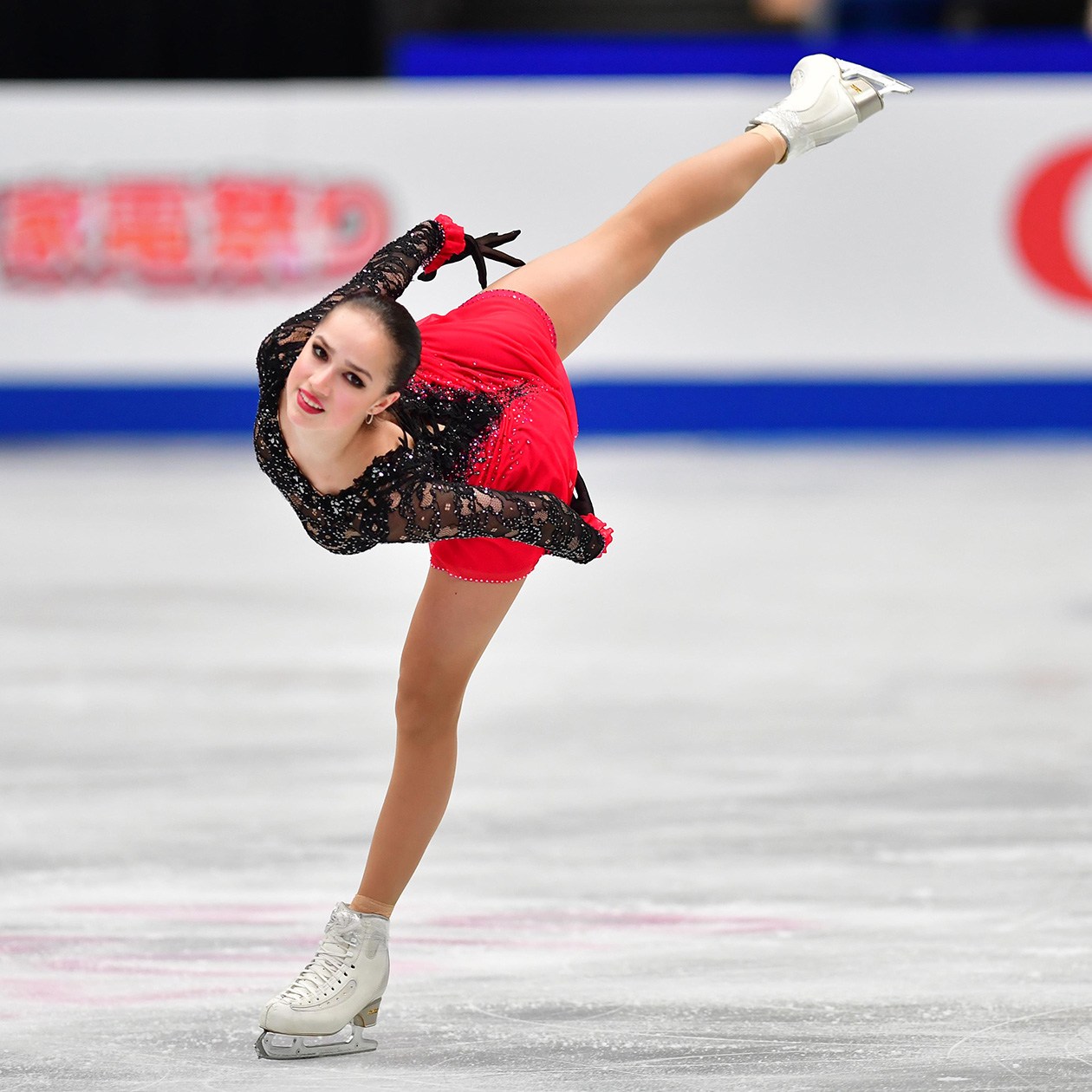 Ласточка в исполнении Алины Загитовой в 2019 году. Фотография: Atsushi Tomura — International Skating Union / International Skating Union / Getty Images