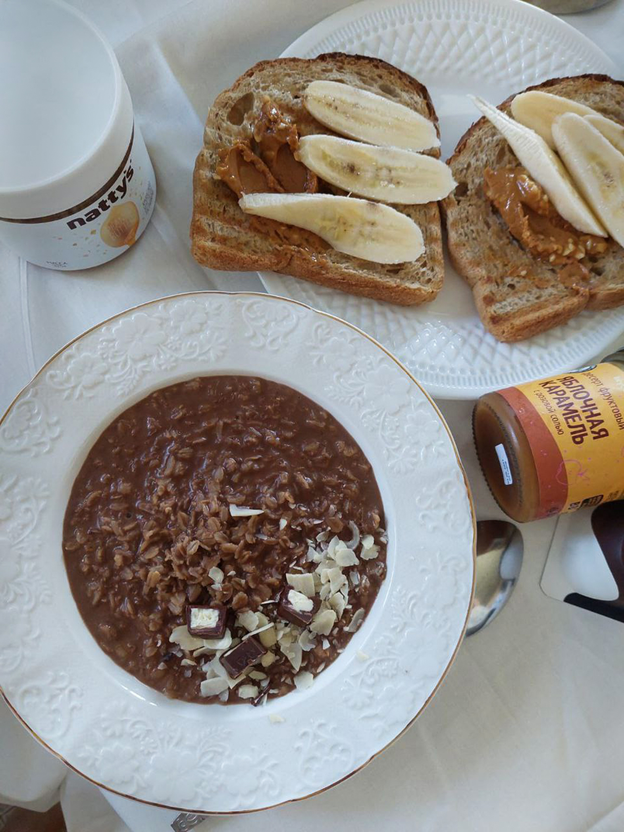 Пример моего завтрака: овсяная каша с какао и бутерброды с арахисовой пастой и бананом