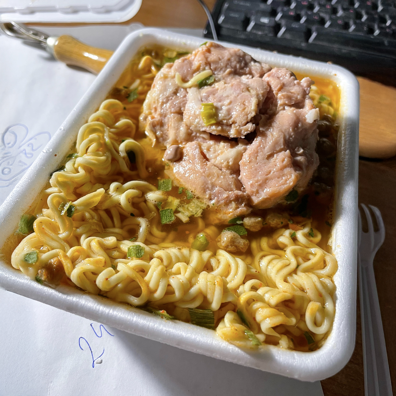 Когда сильно устал и не хочется никуда идти есть, отличный вариант — взять дошик и бахнуть в него банку йошкар-олинской тушенки