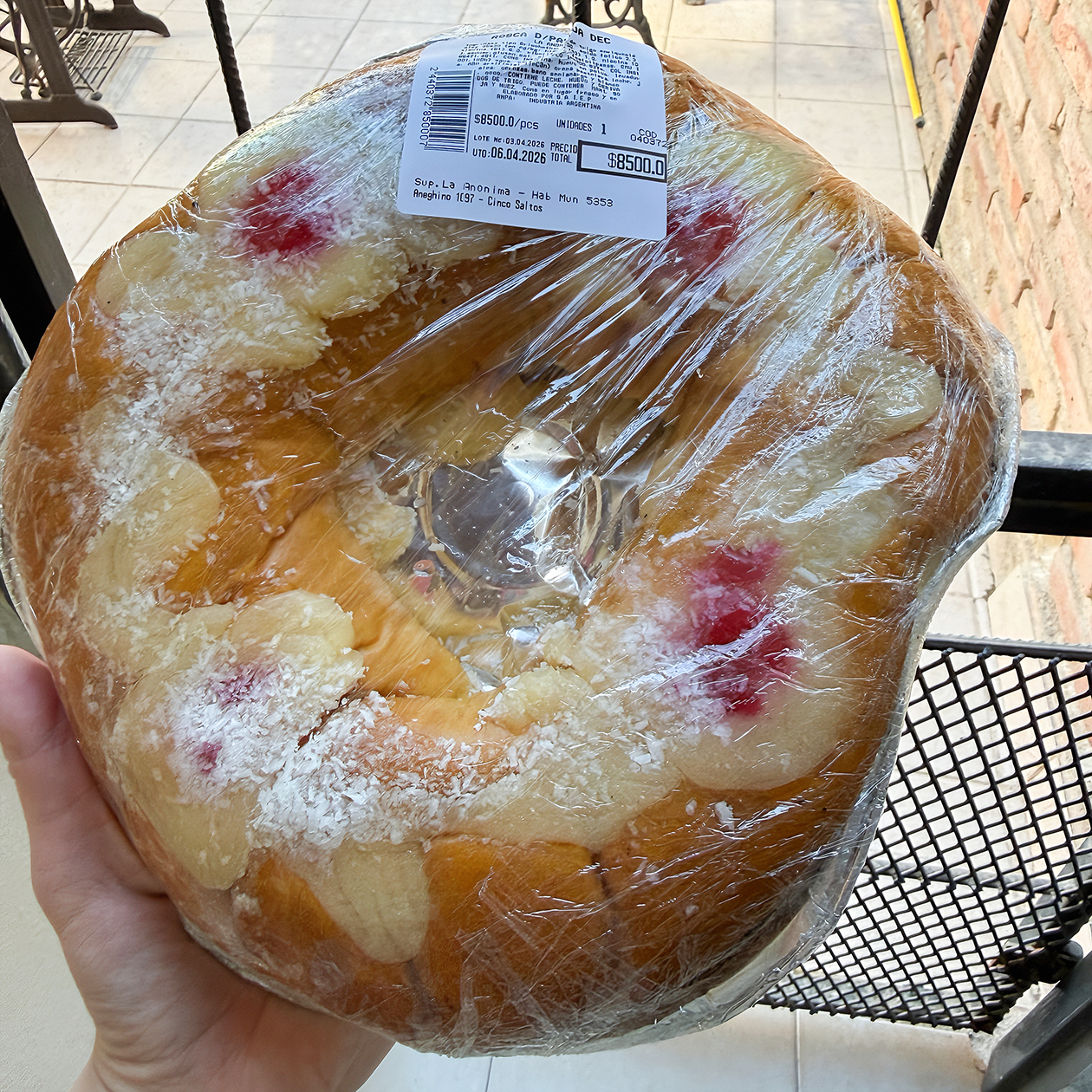 Пасхальный пирог Rosca de Pascua. По вкусу это нечто среднее между куличом и бриошью. Сверху его щедро украшают заварным кремом, цукатами, мармеладом и иногда даже целыми яйцами в скорлупе