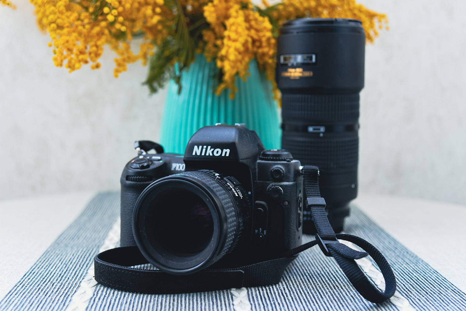 Мой Nikon F100. У меня много оптики именно для камер этого производителя, поэтому я и купила его. Он удобнее полностью мануальных камер и в целом похож по управлению на привычную цифровую зеркалку. Минус — он работает от батареек и очень до них прожорлив