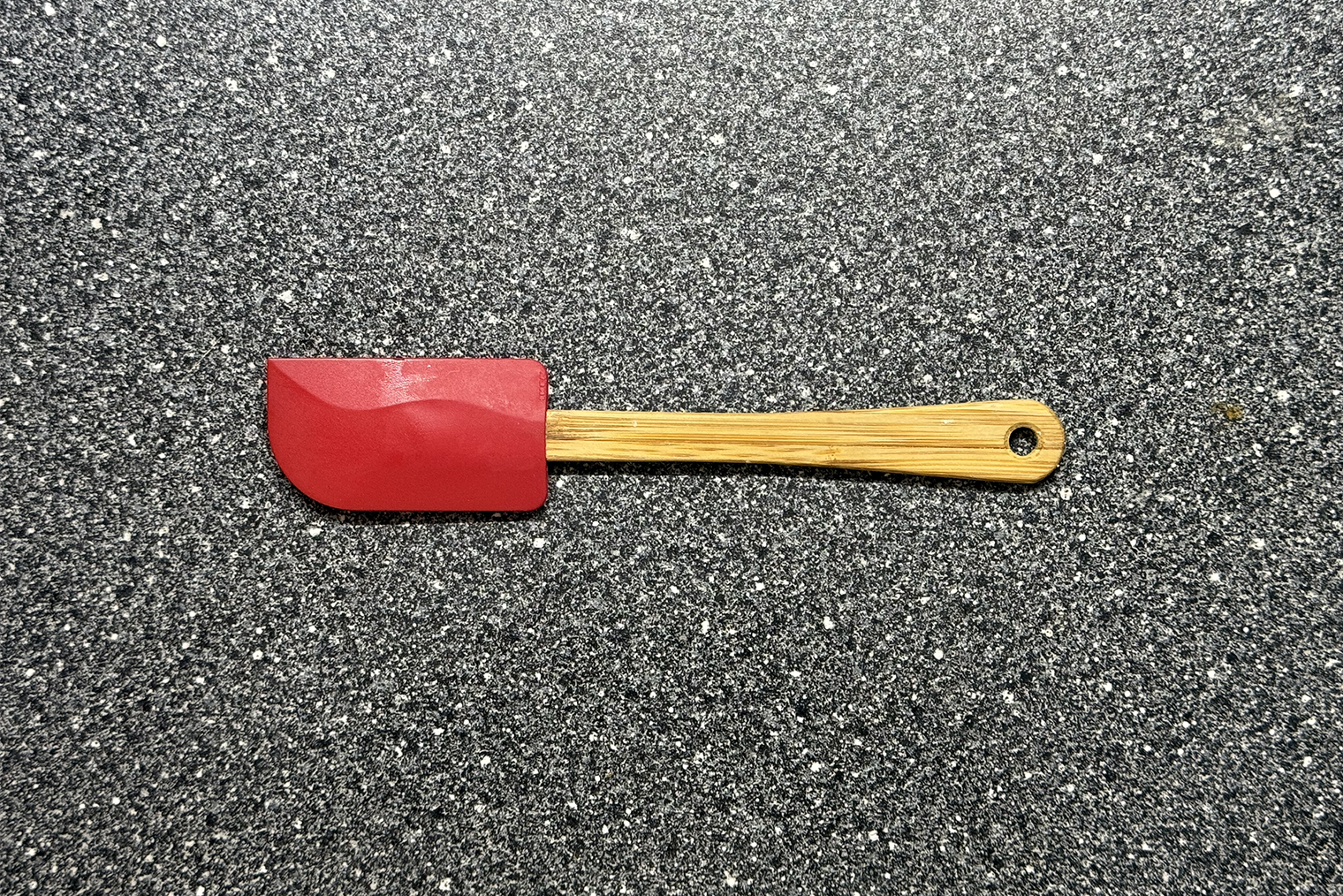 Сворачивать омлет удобно силиконовой лопаткой