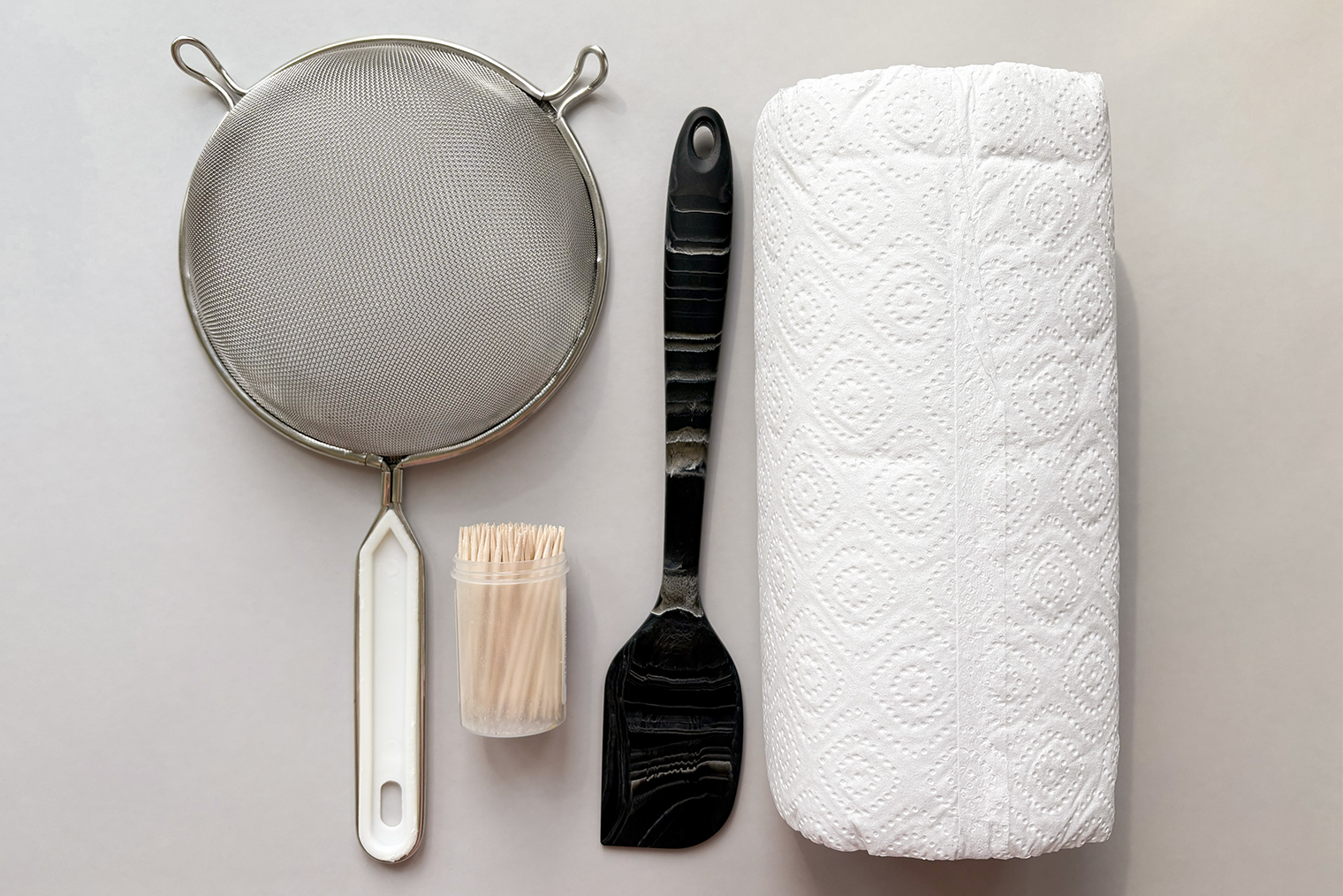 Из инвентаря понадобится сито или дуршлаг — в них удобно промывать креветки. Бумажными полотенцами просушим ракообразных, чтобы они лучше поджарились, а зубочисткой удалим кишечную вену