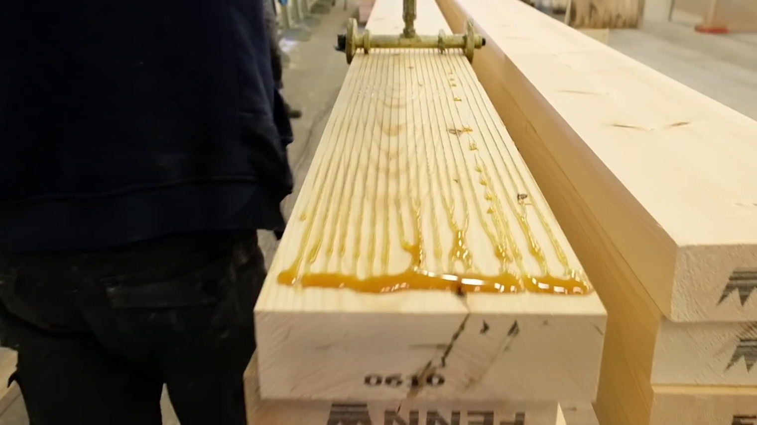 Ключевой этап производства — нанесение клея. © Pinska Liimpuit / Youtube