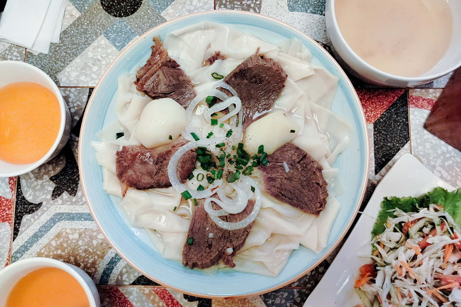 Бешбармак — самое популярное блюдо казахской кухни. Название переводится как «пять пальцев», так как исторически кочевники ели его руками