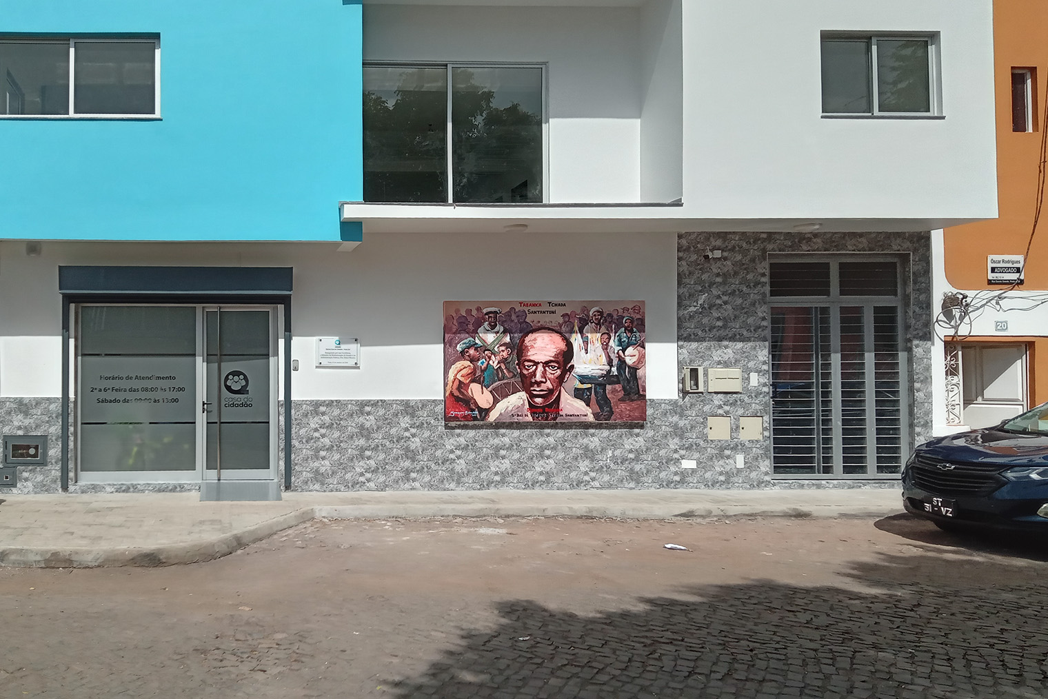 Это офис casa do cidadão — Дом горожанина в нашем районе. Он работает как наш МФЦ, сюда приходят за базовыми справками и госуслугами. Мне здесь помогали даже с налоговыми вопросами. Внутри чисто, есть кондиционеры, сотрудники общаются очень вежливо — мне понравилось