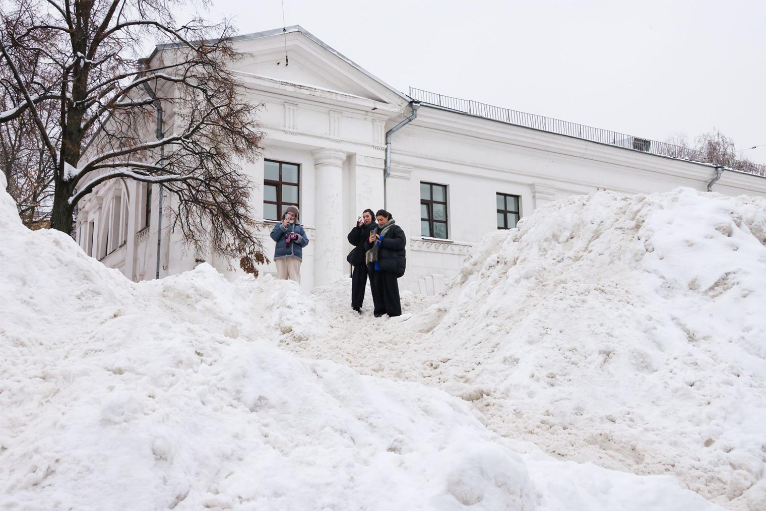 Горожане приходили не только кататься и валяться в снегу — дюна превратилась в площадку для создания контента. © Сергей Карпухин / ТАСС