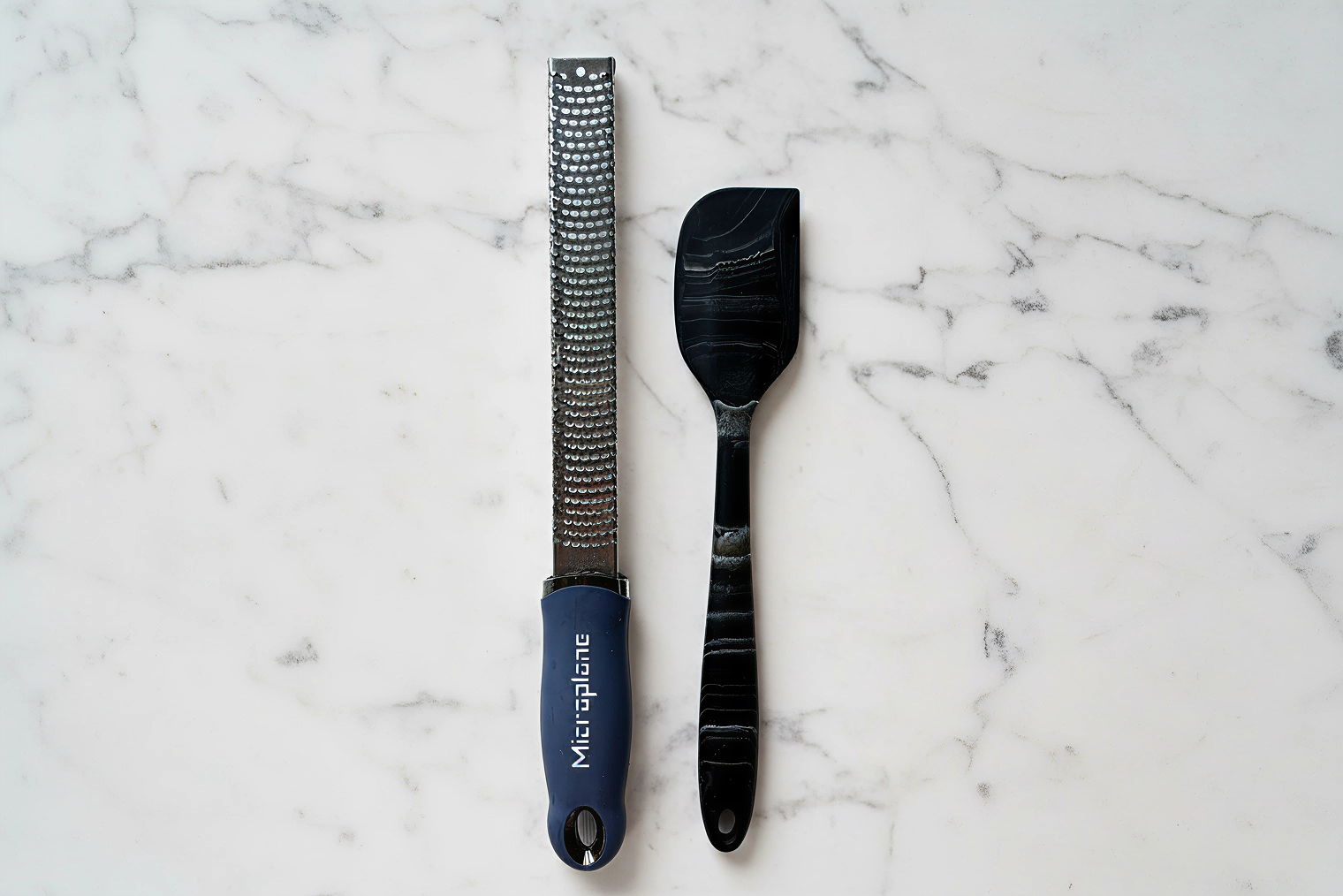 Из инвентаря нужна мелкая терка для пармезана и лопатка