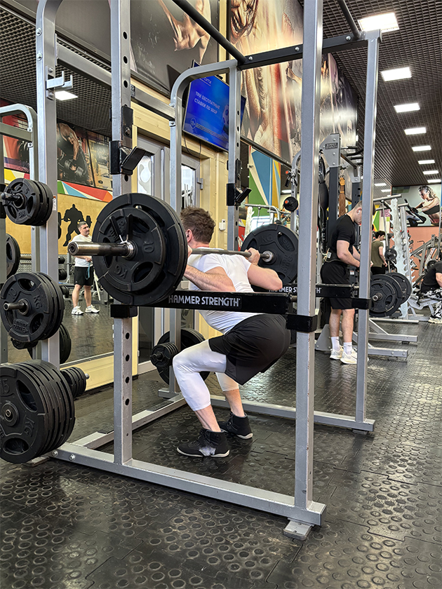 На новогодних каникулах я сильно заболел и долго не тренировался, поэтому снизил нагрузку. Приседаю со штангой 120 кг на 10 повторений в трех подходах