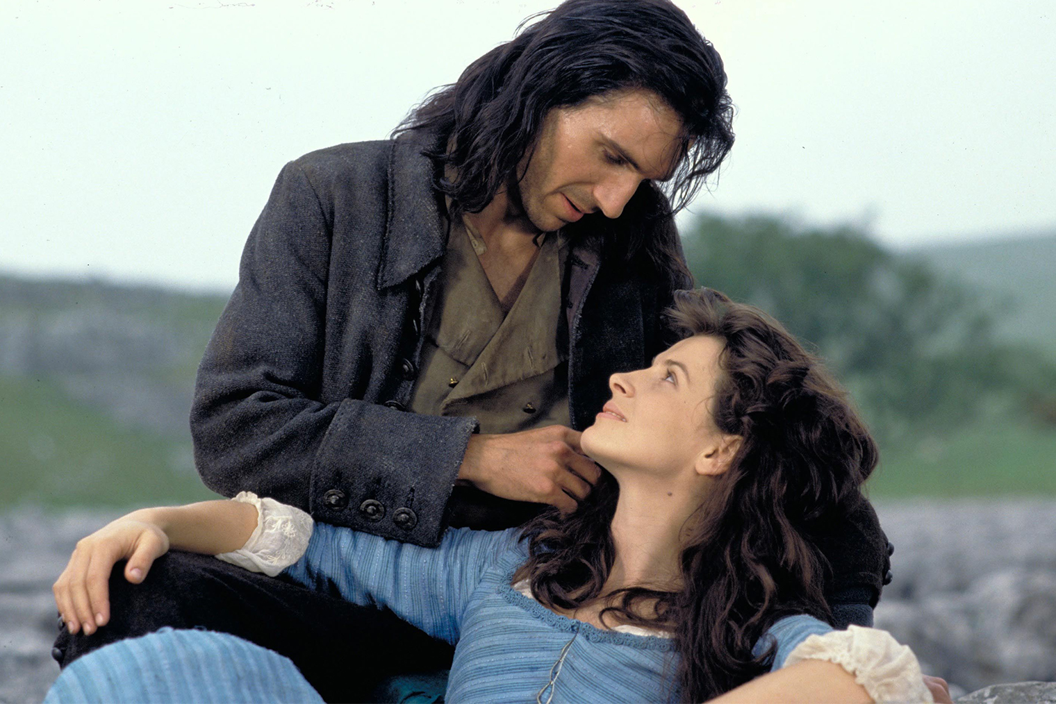 Одна из самых известных экранизаций романа — версия 1992 года с Рэйфом Файнсом и Жюльет Бинош. Для Файнса это была дебютная роль в большом кино. © Paramount Pictures