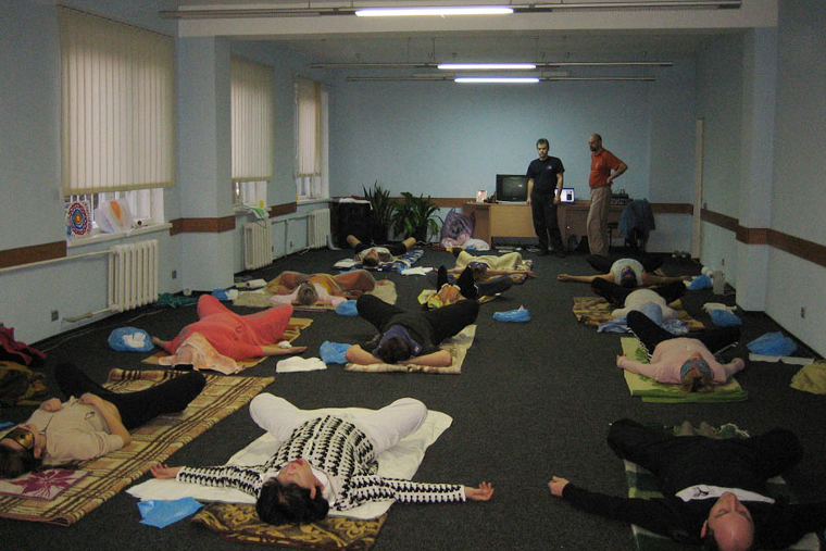 Сессии холотропного дыхания проводят в самых разных помещениях, зачастую в залах для йоги. Кстати, фасилитаторы нередко также увлекаются йогой и эзотерическими практиками — диагностикой ауры и исцелением с помощью энергий. © holonavt.com