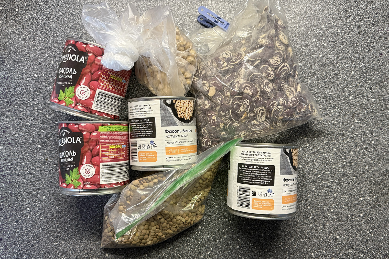 Я фанатею от бобовых, поэтому в кухонном шкафчике всегда есть несколько банок фасоли: готовлю из них быстрые супы, обжариваю на завтрак с яйцами или заворачиваю в лепешки — получается что-то вроде вегетарианских кесадилий. Еще держу запас сухой фасоли, чечевицы и нута