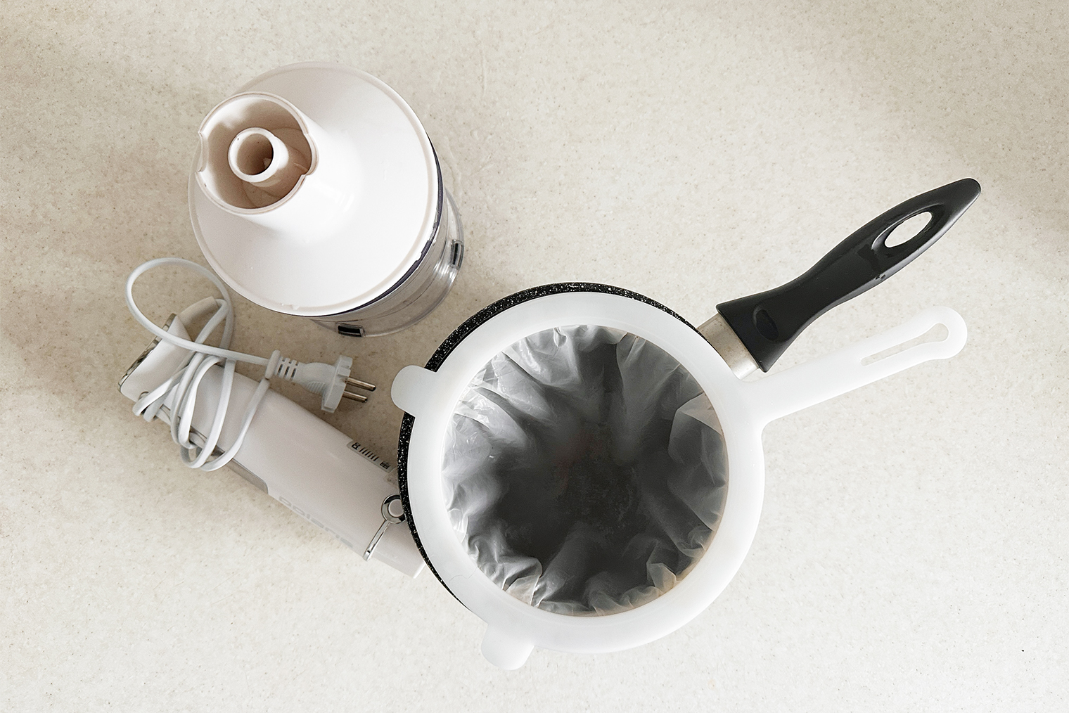 Из инвентаря понадобится блендер — погружной или с чашей. Вместо сита можно взять марлю