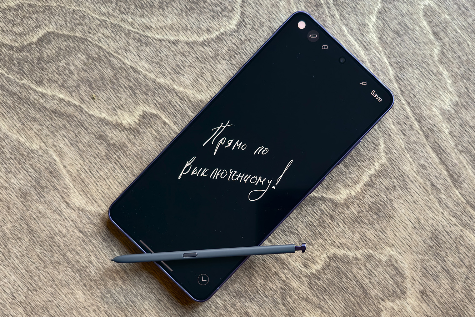 Раньше у пера S Pen был Bluetooth, и кнопка на нем позволяла удаленно нажимать на спуск камеры или пролистывать презентации. Но начиная с Galaxy S25 Ultra эти функции убрали