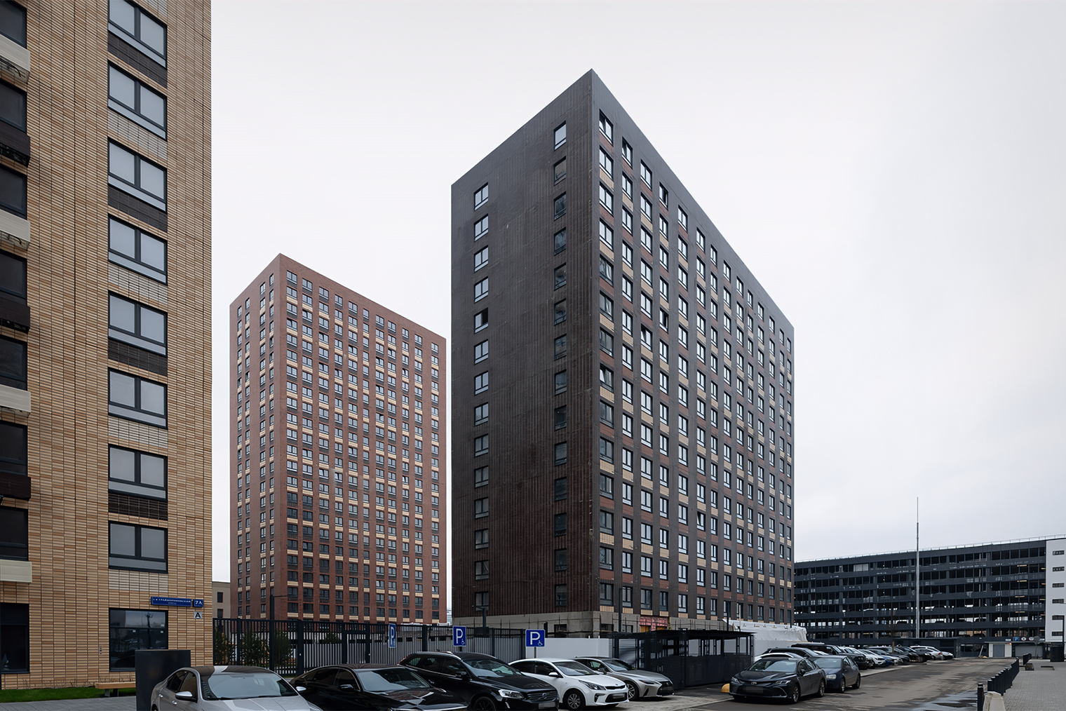 Это фото сделано в апреле 2026 года. Летом, на момент покупки, было построено восемь этажей из 24, сейчас уже все возведены, окна застеклены, ведутся внутренние работы. © pik.ru