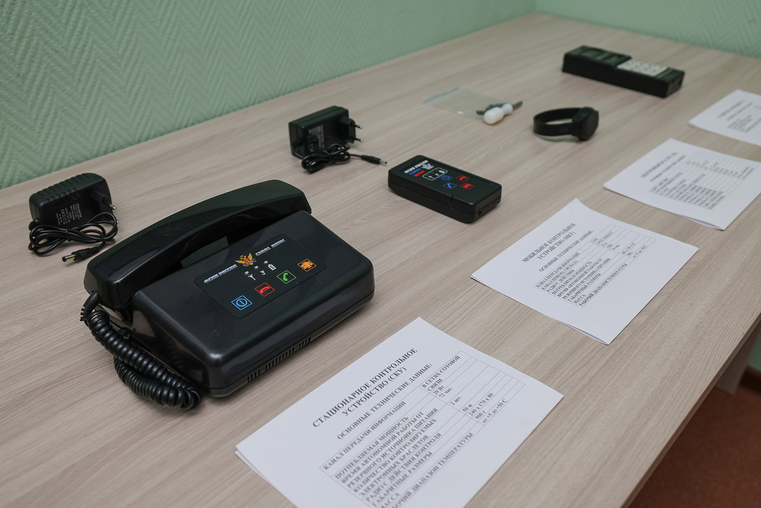 Слева направо: стационарное контрольное устройство, мобильное контрольное устройство и электронный браслет с пультом настройки к нему. Браслет не нужно заряжать, а еще он водостойкий — в нем можно мыться. © Федеральная служба исполнения наказаний / vk.com