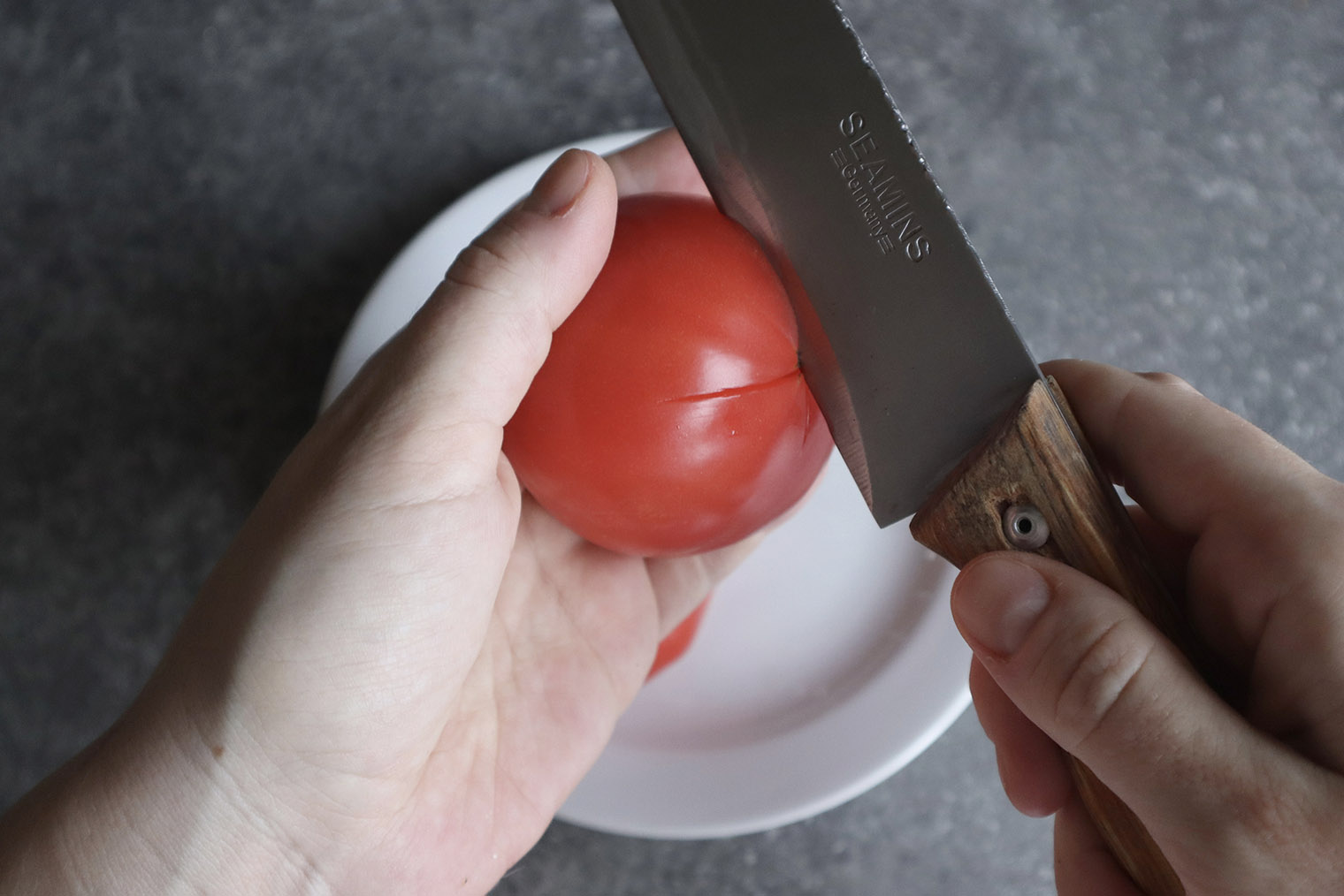 Шаг 1. Острым ножом сделайте на помидоре неглубокий надрез крест-накрест с противоположной от плодоножки стороны