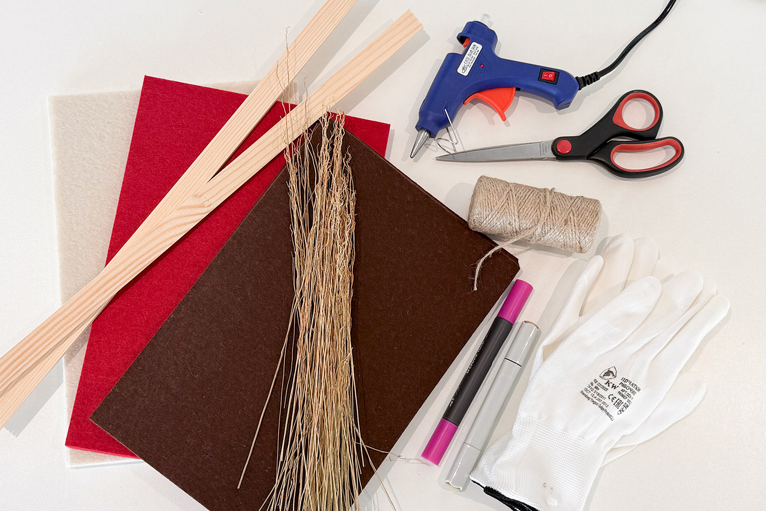 Материалы для чучела весьма простые. Для одежды подойдет любой материал любого цвета. Я выбрал красный фетр — коричневый в итоге не понадобился