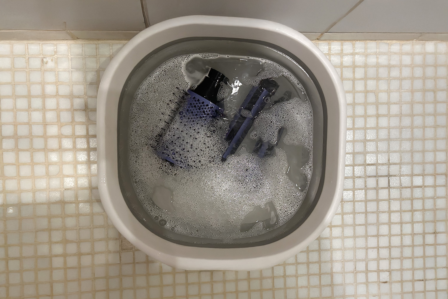 Раз в две недели я замачиваю все насадки в тазике в мыльном растворе