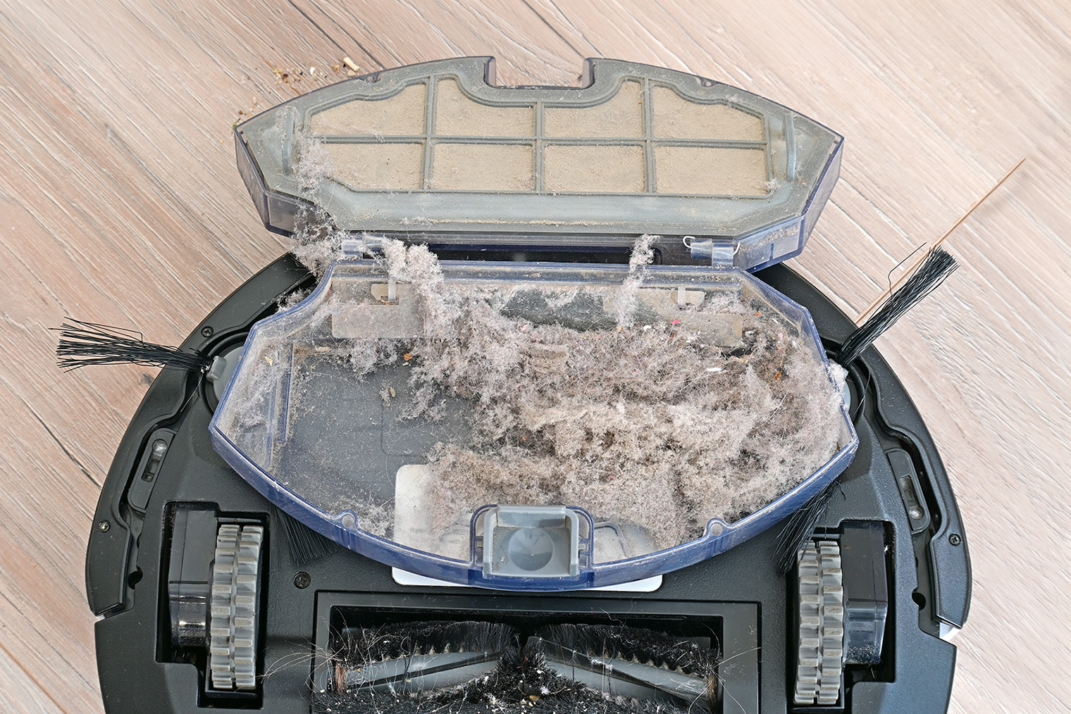 Лучше проверять состояние контейнера для мусора даже после одной уборки. © Douglas Cliff / Shutterstock / FOTODOM