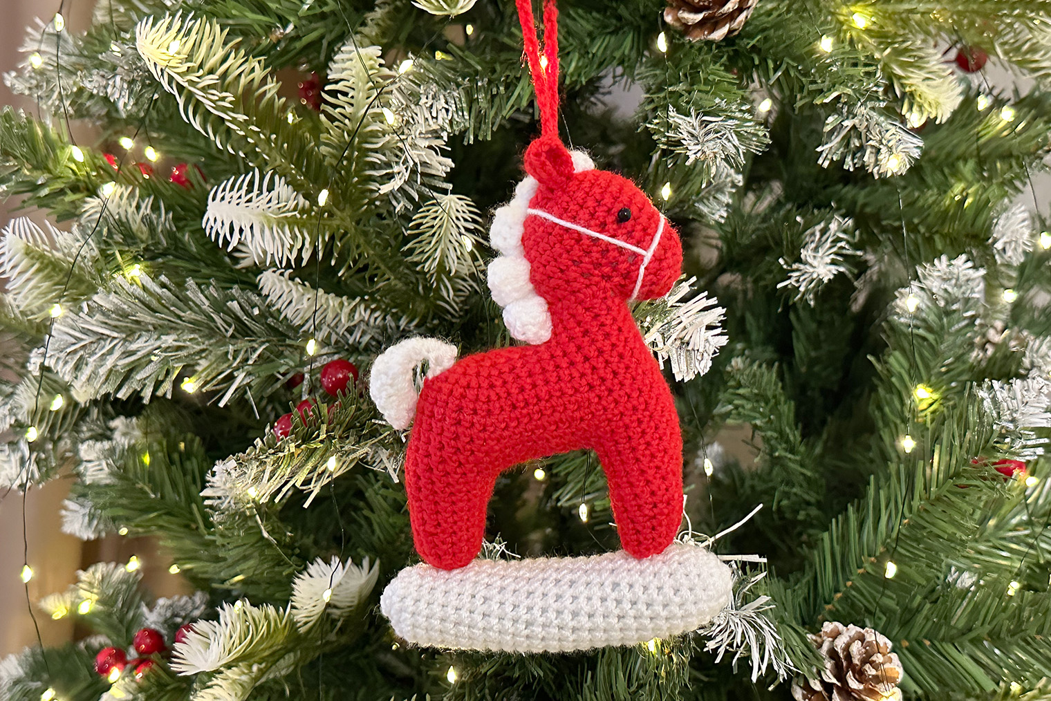 Игрушка вяжется в технике амигуруми. Фотография: Мария Видаль